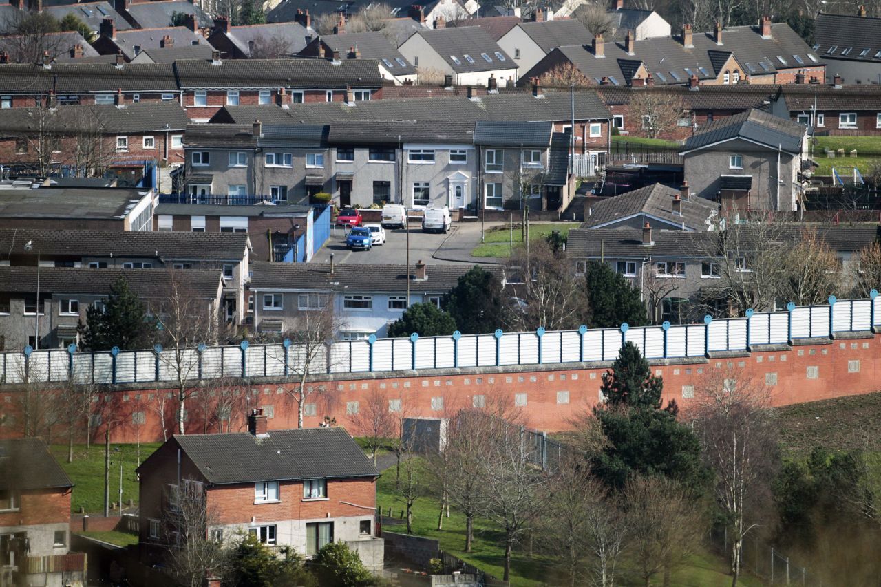 "Friedensmauern" separieren bis heute Wohngebiete in Belfast. Die Barrieren wurden ab 1969 errichtet - nach Ausbruch des Nordirlandkonfliktes. Heute gelten sie als Sehenswürdigkeiten.