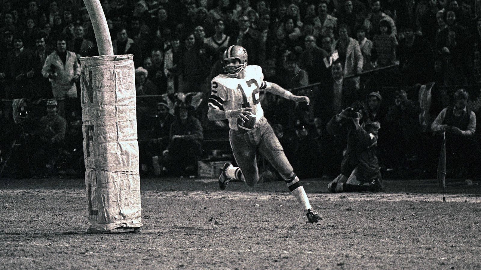 
                <strong>Roger Staubach (Dallas Cowboys, Saison 1971)</strong><br>
                Als Backup-Quarterback von Craig Morton verbrachte Roger Staubach die ersten beiden Jahre seiner Profi-Karriere bei den Dallas Cowboys. In Woche fünf der Spielzeit 1971 wurde Mortan dann gebenched und Staubach kurz darauf dauerhaft zum Starter befördert. Der Wechsel zahlte sich aus, in dieser Konstellation sollte Dallas kein Saisonspiel mehr abgeben. Staubach warf 15 Touchdowns in der Regular Season und führte sein Team zum 24:3 über die Miami Dolphins in Super Bowl VI.
              