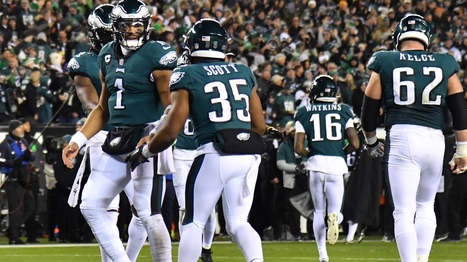 
                <strong>Philadelphia Eagles</strong><br>
                Überraschung: Die Story rund um die Eagles ist eine, die die Amerikaner lieben. Und die auch einen neutralen NFL-Fan in den Bann zieht. Denn den Super-Bowl-Sieger hatte vor der Saison niemand so wirklich auf dem Schirm. Doch das Team eilte von Sieg zu Sieg, Zweifler warten bis heute auf den Einbruch. Womöglich müssen sie noch länger warten. Es wäre den Eagles zu gönnen.
              