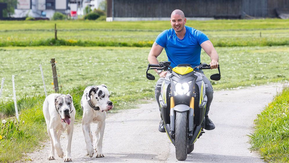 Lukas macht sehr gerne Sport (Gym), geht mit den Hunden spazieren, fährt auf Urlaub, geht schwimmen, wandern oder Ski fahren. Außerdem kocht er gerne und gut.