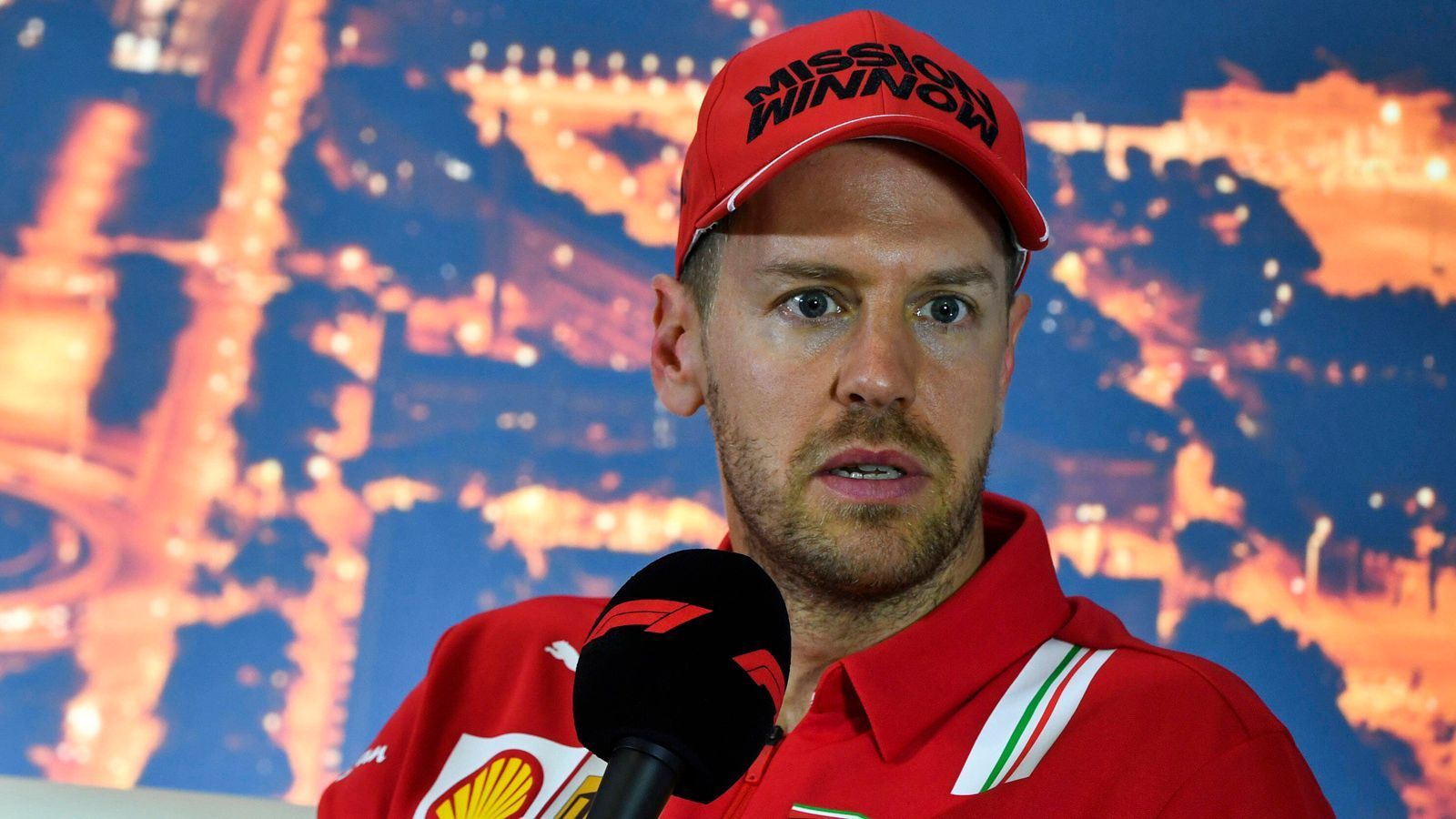 
                <strong>Jahresgehalt: 15 Millionen Euro</strong><br>
                Sebastian Vettel soll bei Aston Martin einen Drei-Jahres-Vertrag unterschreiben und pro Saison 15 Millionen Euro verdienen. Das ist zwar deutlich weniger als bei Ferrari, wo er aktuell noch ein Jahresgehalt von etwa 30 Millionen Euro einstreicht. Dennoch würde Vettel mit seinem neuen Vertrag weiterhin zu den Top-Verdienern der Formel 1 zählen. Noch soll der Vertrag allerdings nicht unterschrieben sein. Kleine Details seien noch zu klären.
              