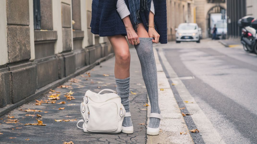 Kniesocken schütteln ihr verstaubtes Image ab und werden jetzt zum Modehit des Frühjahrs.