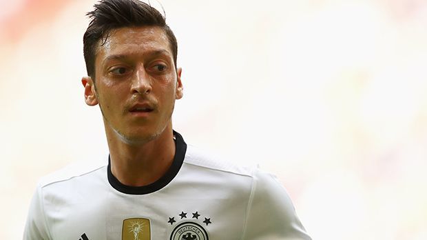 
                <strong>Mesut Özil</strong><br>
                Mesut Özil: Kaum zu sehen in Durchgang eins. Mit wenig Bindung zum Spiel. Rückte danach für Khedira auf die Sechs neben Kroos. Blieb weiterhin blass. ran-Note: 5.
              