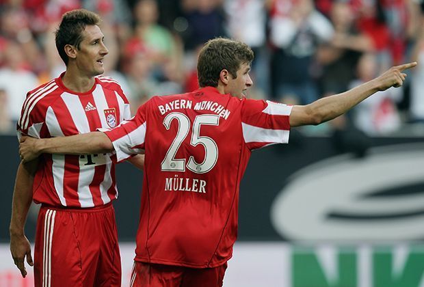 
                <strong>2010: Deutscher Super Cup</strong><br>
                Bei der WM 2010 in Südafrika traf Klose viermal - und holte damit Gerd Müller in der ewigen Bestenliste der WM-Torschützen ein. Beim folgenden DFL Super Cup zwischen Meister Bayern und Vize-Meister Schalke 04 erzielte er den Treffer zum 2:0-Endstand.
              