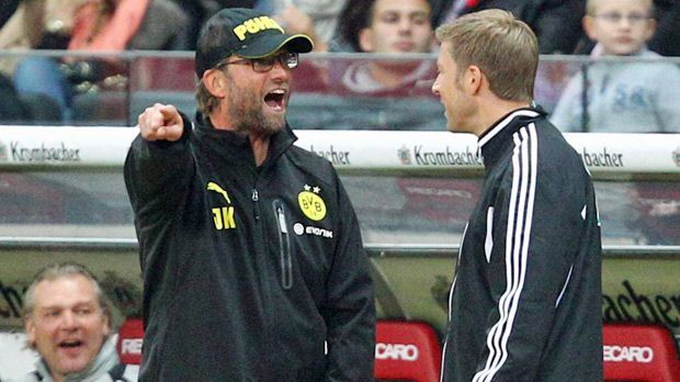 
                <strong>Ärger mit dem vierten Offiziellen in Frankfurt 2012</strong><br>
                Ärger mit dem vierten Offiziellen in Frankfurt 2012: Auch das ist Jürgen Klopp! Immer wieder ließ er sich zu Ausrastern an der Seitenlinie hinreißen. Einen davon hatte er im September 2012 beim Auswärtsspiel in Frankfurt, als er den vierten Offiziellen verbal attackierte. Die Folge: Klopp wurde vom DFB-Sportgericht zu einer Geldstrafe in Höhe von 6000 Euro verurteilt. "Das Gesicht sah nicht gut aus", sagte der Trainer hinterher reumütig.
              