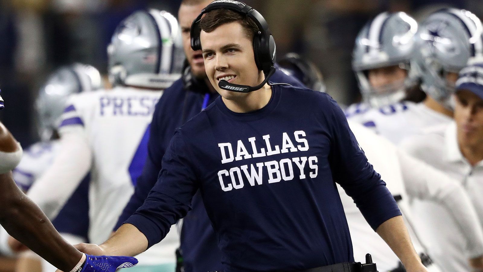 
                <strong>Kellen Moore (Offensive Coordinator der Dallas Cowboys)</strong><br>
                Ein weiterer junger Kandidat, der vor noch nicht allzu langer Zeit noch auf dem Platz stand. Und er hat eine Lions-Vergangenheit: 2012 holte Detroit Kellen Moore als Quarterback-Backup, drei Jahre später war die sportliche Liaison beendet. Auch in drei Spielzeiten bei den Dallas Cowboys lief es für den Heisman-Trophy-Finalisten von 2010 kaum besser. Dem "America's Team" blieb der mittlerweile 32-Jährige treu, 2018 als Quarterbacks-Coach, seit 2019 ist Moore der Offensive Coordinator. Und so kann er sich durchaus auf die Fahne schreiben, dass Prescott und Ezekiel Elliott in der Liga bislang so aufgetrumpft haben. An der Offense ist die anhaltende Flaute der "Boys" sicher nicht festzumachen.
              