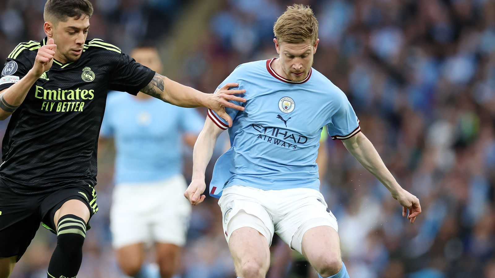 
                <strong>Manchester City: Kevin De Bruyne</strong><br>
                Bestätigt seine Weltklasse mit mehreren starken Pässen. Setzt Haaland in der 7. Minute super ein, der Norweger kann aus spitzem Winkel nicht vollenden. Anders beim 1:0 von Silva, den der Belgier mit einem überragenden Schnittstellenpass findet. Mit zunehmender Spieldauer etwas schwächer, sorgt mit einer perfekt getretenen Freistoßflanke aber für die Entscheidung (76.). ran-Note: 1
              