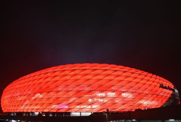 
                <strong>Die Allianz Arena</strong><br>
                Sogar die Allianz Arena wäre ein Schnäppchen. Lediglich 340 Millionen kostete der Bau der Heimstätte für Bayernspiele. Die 102 Millionen könnte man folglich noch in seine eigene Mannschaft investieren.
              