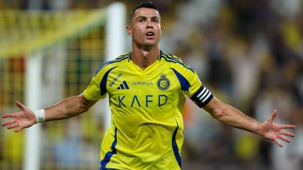 <strong>Cristiano Ronaldo (Al Nassr)</strong><br>Die Gerüchte um Cristiano Ronaldo häufen sich. Nun wirft die "Marca" den nächsten Verein ins Spiel, der am Portugiesen interessiert sein soll. Demnach möchte Wydad Casablanca den Superstar für den Zeitraum der Klub-WM verpflichten. Damit ist der marokkanische Verein nach Botafogo der zweite Interessent an dem 40-Jährigen. Auch Los Angeles FC soll mit einem Transfer liebäugeln. Ronaldo verlängerte seinen Vertrag bisher nicht in Saudi-Arabien und schließt einen Transfer nicht aus.