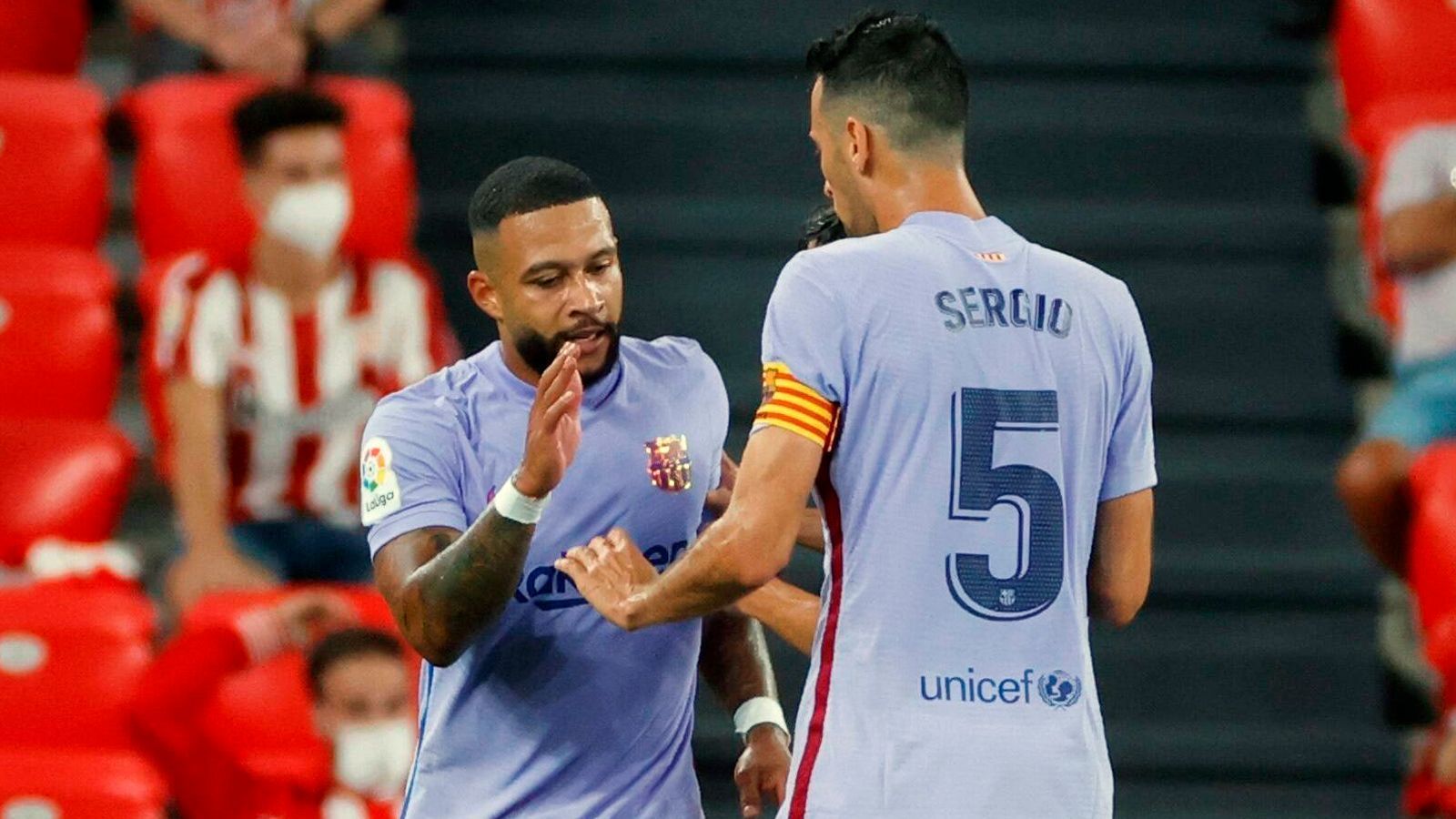 
                <strong>FC Barcelona (Spanien)</strong><br>
                Der finanziell angeschlagene FC Barcelona muss als Tabellendritter der Vorsaison beweisen, dass es auch ohne den zu PSG gewechselten Lionel Messi geht. Um den Argentinier einigermaßen zu ersetzen, haben die Katalanen unter anderem Memphis Depay (li.) verpflichtet. In den zurückliegenden Spielzeiten war für Barca aber auch mit Messi regelmäßig schon vor dem Endspiel Schluss in der Königsklasse.
              