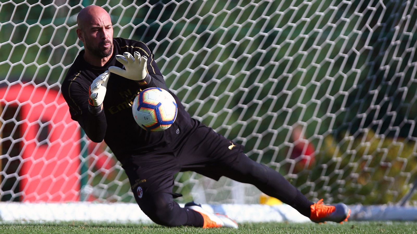 
                <strong>Pepe Reina (AC Mailand)</strong><br>
                Junger Stammkeeper, routinierter Ersatzmann - dieses Konzept verfolgt neuerdings auch der AC Mailand. Der italienische Topklub, bei dem das erst 19 Jahre alte Wunderkind Gianluigi Donnarumma bereits 127 Pflichtspiele absolvierte, verpflichtete den spanischen Welt- und Europameister Pepe Reina als Backup. Der 36-Jährige war zuletzt Stammtorhüter beim Ligarivalen SSC Neapel, verließ den Vizemeister auf eigenen Wunsch, um in Mailand für drei Jahre zu unterschreiben. In der Serie A kam Neuzugang Reina bislang nicht zum Einsatz, doch italienische Medien berichten, dass der Routinier wohl in der Europa-League-Gruppenphase gegen Düdelingen, Betis Sevilla und Olympiakos Piräus zwischen den Mailänder Pfosten stehen dürfte.
              