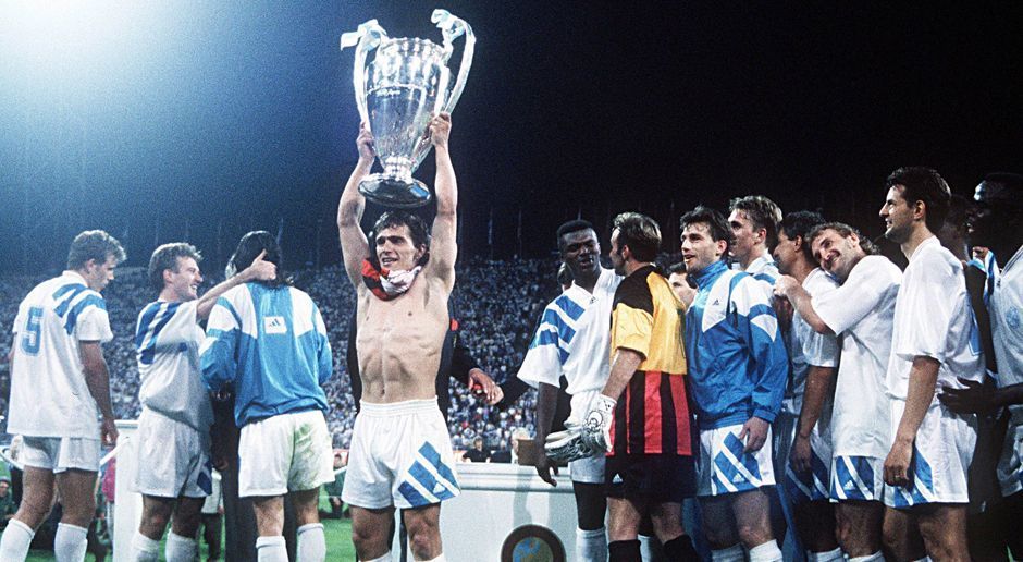 
                <strong>Olympique Marseille 1994</strong><br>
                Olympique Marseille 1994: Der erste Sieger der UEFA Champions League kommt aus Frankreich. Ganz Marseille jubelt, die Freude weilt aber nur kurz: Wegen Bestechungszahlungen wird Olympique der Meistertitel aberkannt, der Klub wird danach sogar in die zweite Liga zurückgestuft. Eine Chance zur Verteidigung ihres Titels in der Königsklasse aus der Saison 92/93 bekommen die Franzosen damit erst gar nicht. 
              