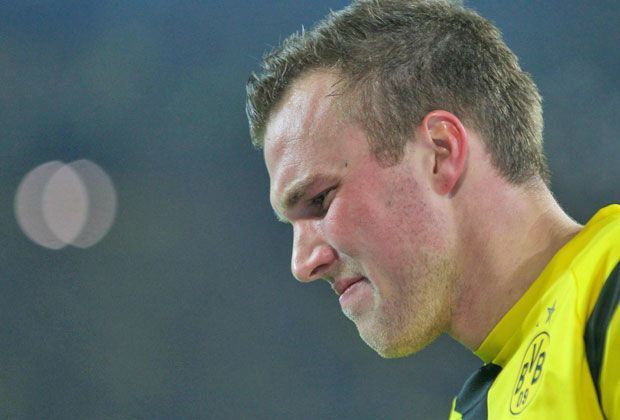 
                <strong>BVB: Gesichter der Krise</strong><br>
                Nach der 0:1-Heimniederlage gegen den FC Augsburg spricht das Gesicht von Kevin Großkreutz Bände. Der BVB ist Letzter, die Aufbruchstimmung nach der Winterpause ist dahin und auch die Mimik der Spieler macht Sorgen.
              