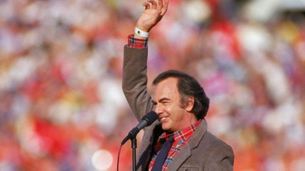 <strong>Neil Diamond</strong><br>
                1987: Neil Diamond beim Super Bowl zwischen den New York Giants und den Denver Broncos.