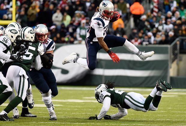 
                <strong>New York Jets - New England Patriots 16:17</strong><br>
                Zu wahren Luftakrobaten entwickeln sich die New England Patriots beim Gastspiel bei den New York Jets. Brandon Bolden nimmt den Weg obendrüber, wenn sein Gegner den Boden schon versperrt.
              