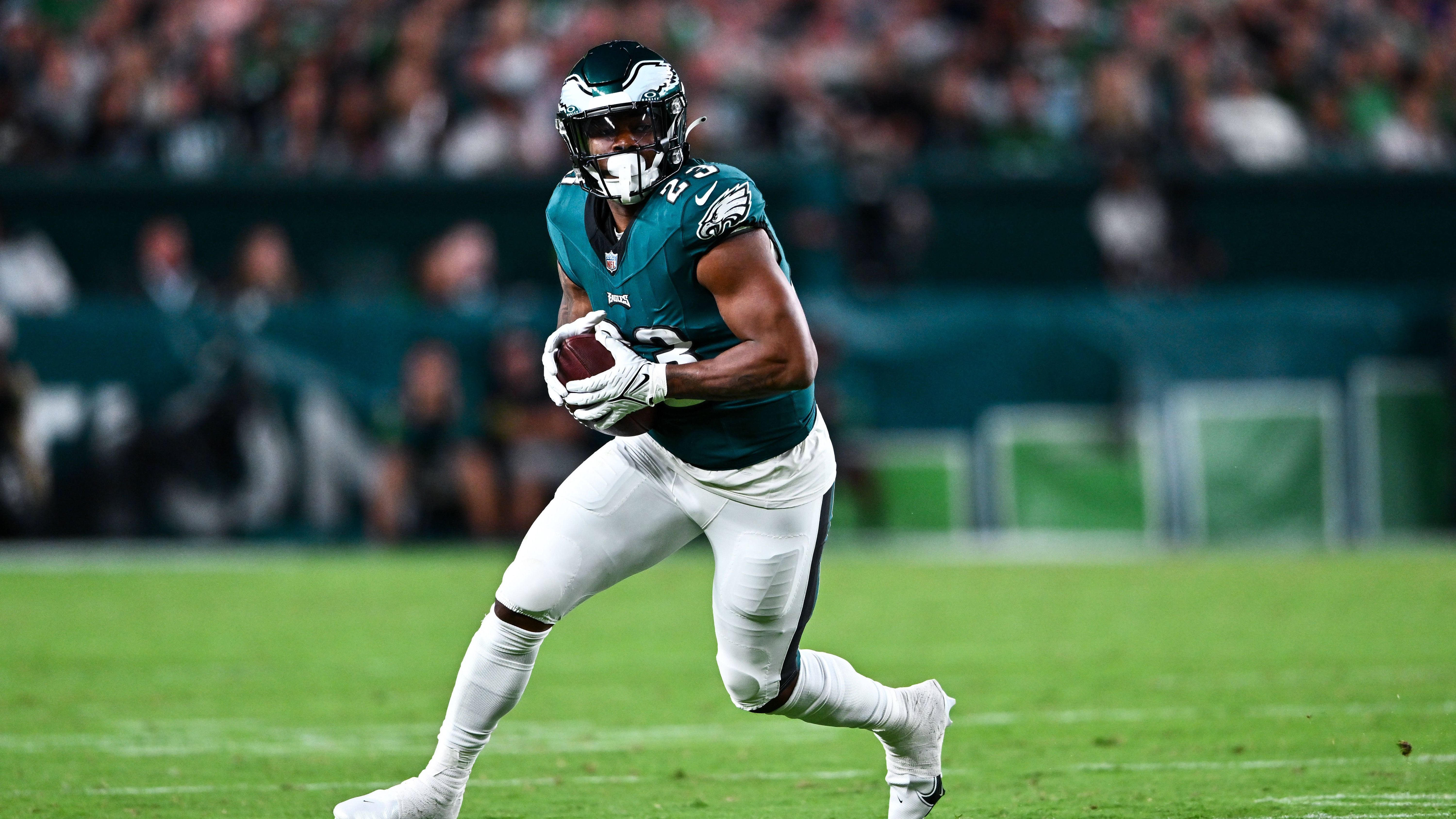 <strong>Rashaad Penny (Carolina Panthers)</strong><br>Nach sechs NFL-Saisons ist Schluss! Fünf davon verbrachte der Running Back bei den Seattle Seahawks, in der vergangenen lief er für die Philadelphia Eagles auf. In 45 Spielen gelangen Penny, der erst im Mai nach&nbsp;Charlotte wechselte, neben 1.951 Yards auch 13 Touchdowns. Die Panthers ersetzen den 28-Jährigen mit dem ungedrafteten Rookie und Wide Receiver Tayvion Robinson.