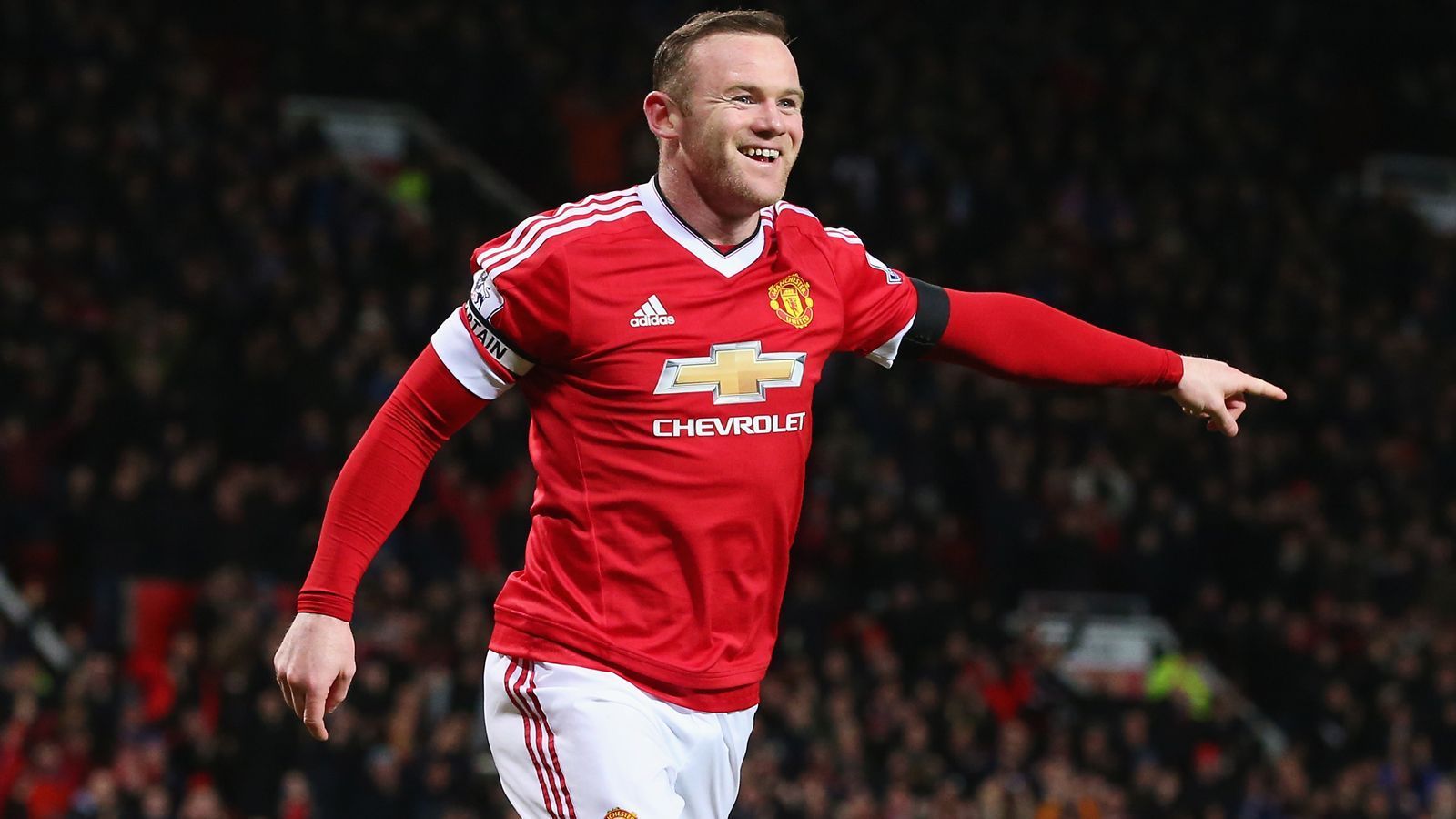 
                <strong>Angriff: Wayne Rooney</strong><br>
                Mehr als doppelt so viele Treffer wie Cristiano Ronaldo hat Manchester Uniteds All-Time-Rekordtorjäger Wayne Rooney vorzuweisen. Der derzeitige Zweitliga-Spieler von Derby County schlug 253 Mal für den englischen Rekordmeister in Pflichtspielen zu und prägte zwischen 2004 und 2017 eine erfolgreiche Klub-Ära. Neben fünf Meistertiteln konnte Rooney mit ManUtd sowohl die Champions als auch Europa League gewinnen. Zudem darf sich der heute 34-Jährige auch noch Rekord-Torschütze der englischen Nationalmannschaft nennen (53 Tore in 120 Länderspielen).
              