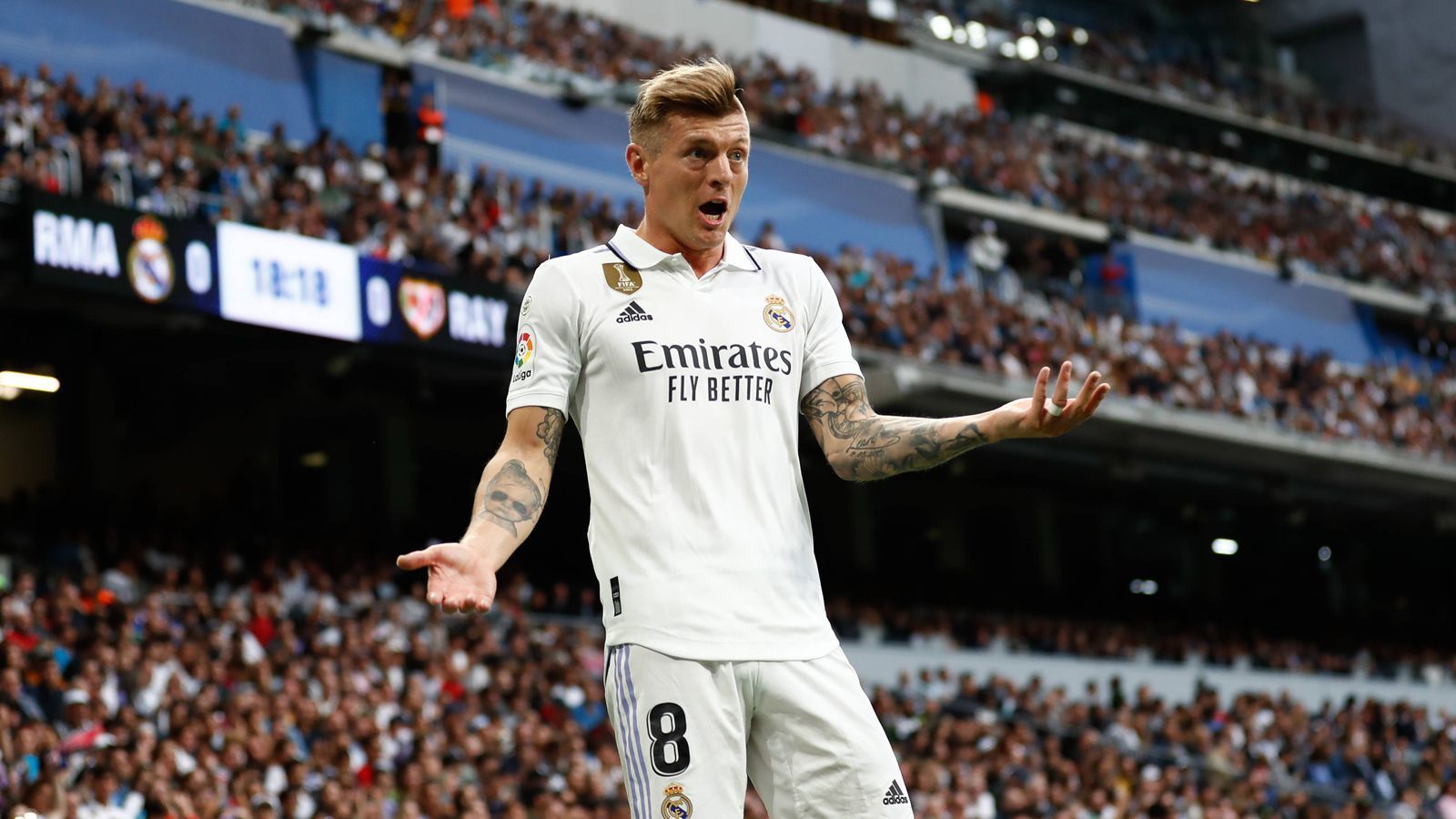 
                <strong>Toni Kroos</strong><br>
                Das zeigte sich auch an einer Spitze gegen Eden Hazard, die Kroos hinterherschob. "Wir hatten jetzt auch jemanden, der für sehr viel Geld gekommen ist und seine Karriere quasi hat ruhen lassen. Da würden alle im Nachhinein sagen: Das war kein so guter Transfer", sagte Kroos. Hazard war 2019 für 100 Millionen Euro zu Real gewechselt, hatte sich aber nie durchsetzen können und verlässt Madrid nun ablösefrei. Bellingham wird sich nach Kroos' Einschätzung also trotz seiner hohen Ablösesumme erstmal beweisen müssen.
              