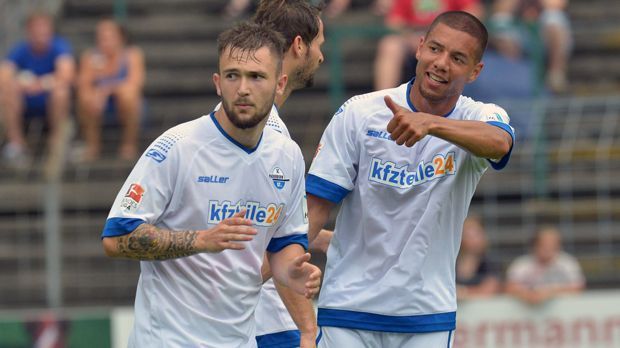 
                <strong>Marcel Ndjeng (SC Paderborn)</strong><br>
                Marcel Ndjeng: In der Vorbereitung auf die Saison 2015/2016 traf Ndjeng (re.) mit einem Schuss aus der eigenen Spielhälfte gegen die Bolton Wanderers.
              