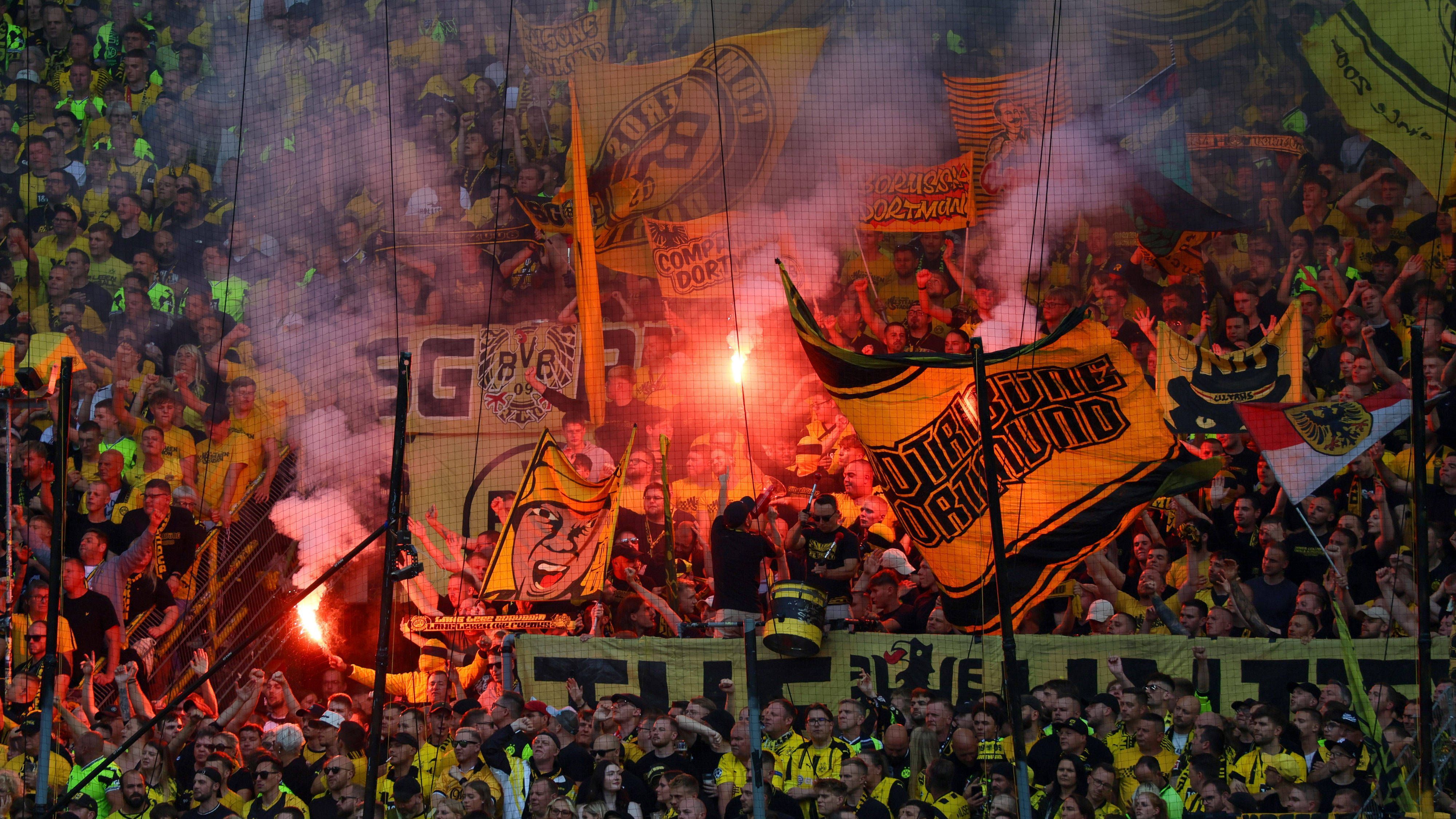 <strong>Platz 10: Borussia Dortmund mit 350.150 Euro</strong><br><strong>Anzahl der Strafen:</strong> 8<br><strong>Geahndete Vorfälle:</strong> 12<br><strong>Geworfene Gegenstände:</strong> 7<br><strong>Gezündete Pyro:</strong> 292