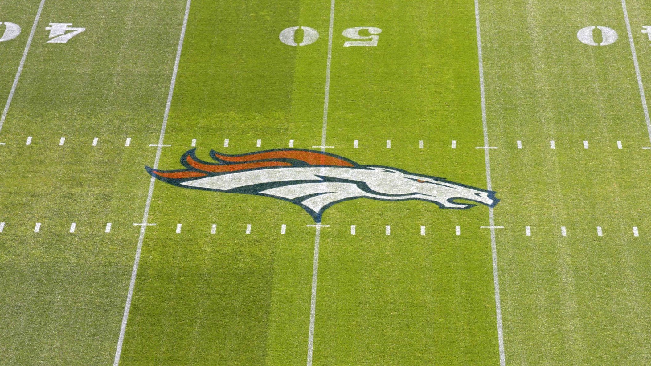 
                <strong>Denver Broncos verlegen neuen Rasen - 400.000 Dollar für ein Spiel</strong><br>
                Einem Bericht von "9News.com" zufolge haben die Denver Broncos einen neuen Rasen im Empower Field at Mile High installiert. Kostenpunkt: Rund 400.000 US-Dollar. Das Kuriose: Es wird lediglich ein einziges NFL-Spiel darauf ausgetragen - die Broncos empfangen zum Abschluss einer verkorksten Saison am Sonntagabend die Los Angeles Chargers. Zur neuen Saison wird es dann wieder einen neuen Untergrund geben. Grund für die Verlegung eines neuen Rasens waren die Abnutzungserscheinungen des vorherigen Belags - die Broncos-Verantwortlichen betonten, dass dadurch das Verletzungsrisiko für die Spieler erheblich erhöht war und man dieses Risiko nicht weiter eingehen wollte.
              