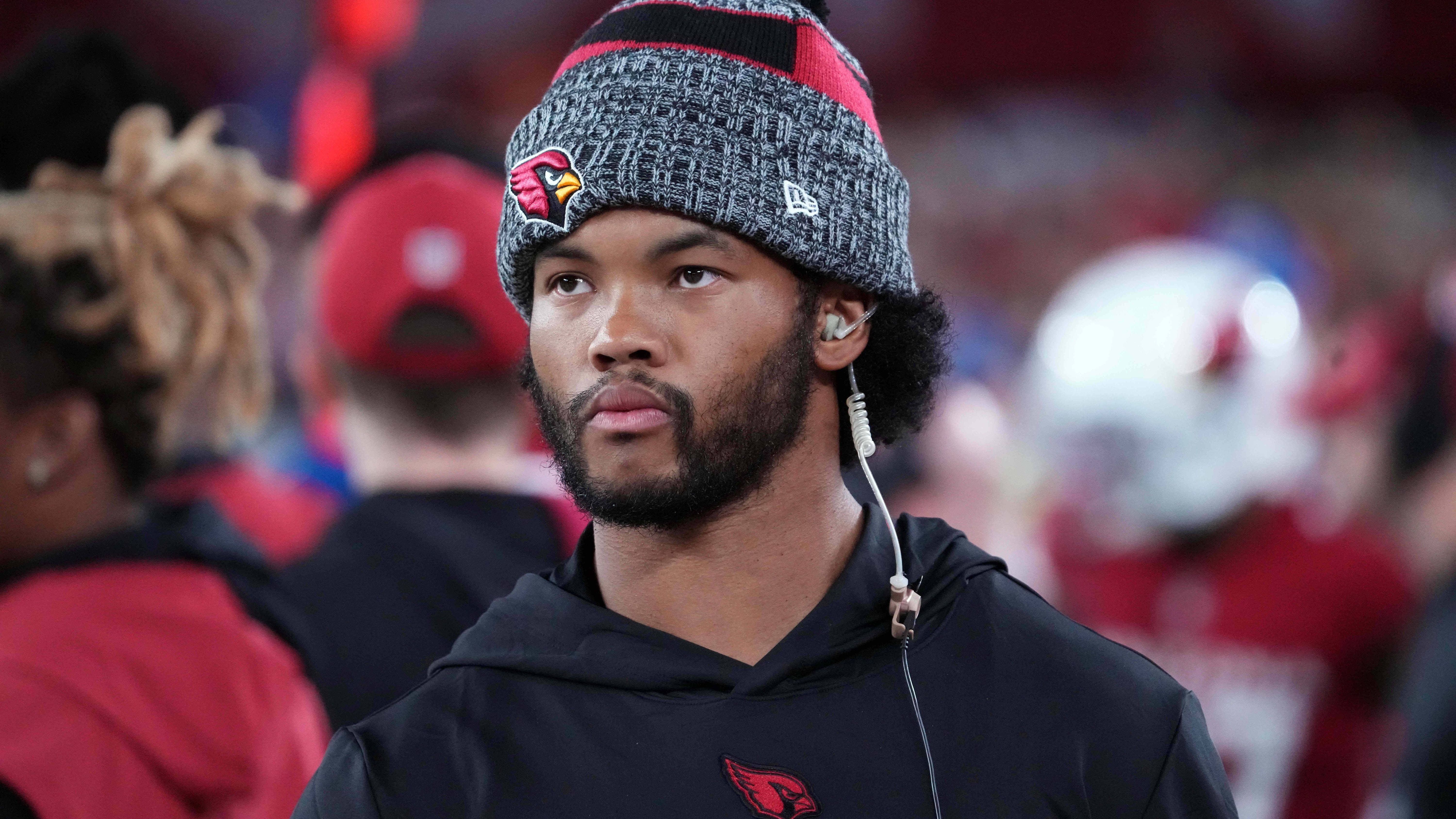 <strong>Kyler Murray (Arizona Cardinals)</strong> <br>Der Quarterback hatte sich am 14. Spieltag der Vorsaison gegen die New England Patriots das Kreuzband gerissen. Laut Adam Schefter von ESPN planen die Arizona Cardinals nicht, den Quarterback zu Beginn der regulären Saison zu aktivieren. Überhaupt ist seine Zukunft bei den Cardinals fraglich.