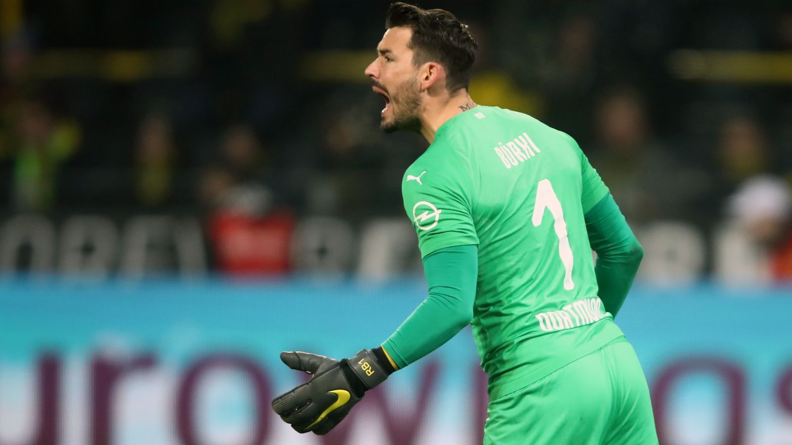 
                <strong>Roman Bürki (Borussia Dortmund)</strong><br>
                Unglückliches Spiel für den Schweizer, weil wenig gefordert und bei den Gegentoren chancenlos. Ohne Probleme beim Distanzschuss von McKennie (16.). Antizipiert die falsche Ecke beim Elfmeter von Caligiuri (18.). Kann beim Kopfball durch Sane zum 1:2, Caligiuris Freistoßtor sowie Embolos Treffer zum Endstand (86.) nichts machen. ran-Note: 4
              