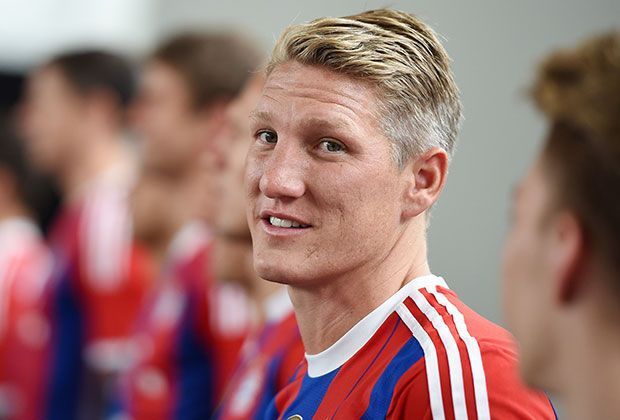 
                <strong>Bastian Schweinsteiger</strong><br>
                Bastian Schweinsteiger ist der neue Kapitän der deutschen Nationalmannschaft. Nach Patellasehnenproblemen kehrte er im November in den Bayern-Kader zurück und schoss am letzten Spieltag der Hinrunde sogar sein erstes Saisontor. 
              
