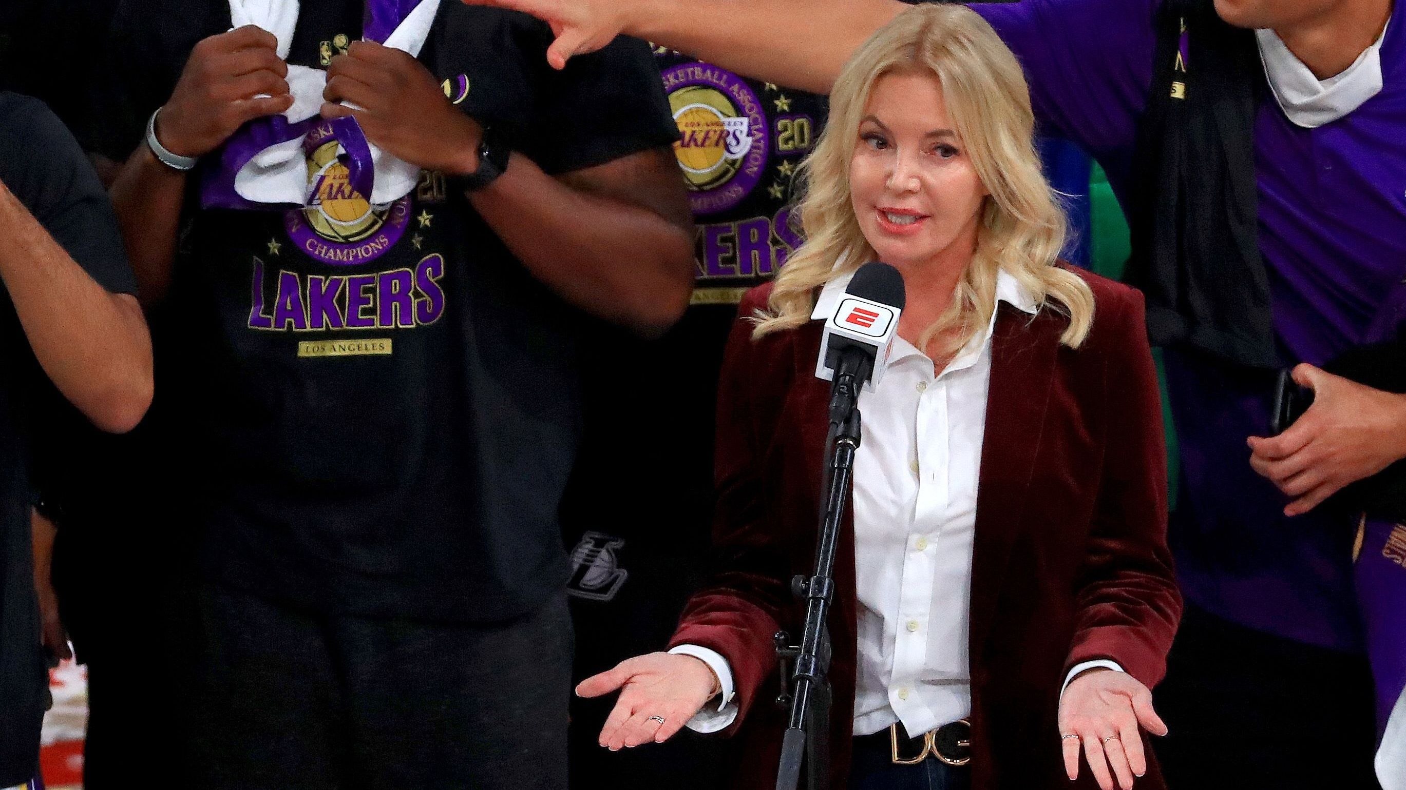 <strong>Los Angeles Lakers - Jeanie Buss</strong><br>Besitzer seit: 2014*<br>Kaufpreis: 20 Millionen (1979)<br>Aktueller Wert: 6,4 Milliarden<br><br>*Jeanie Buss übernahm die Führung 2014 von Ehemann Jerry Buss. Dieser erwarb die Franchise bereits 1979.