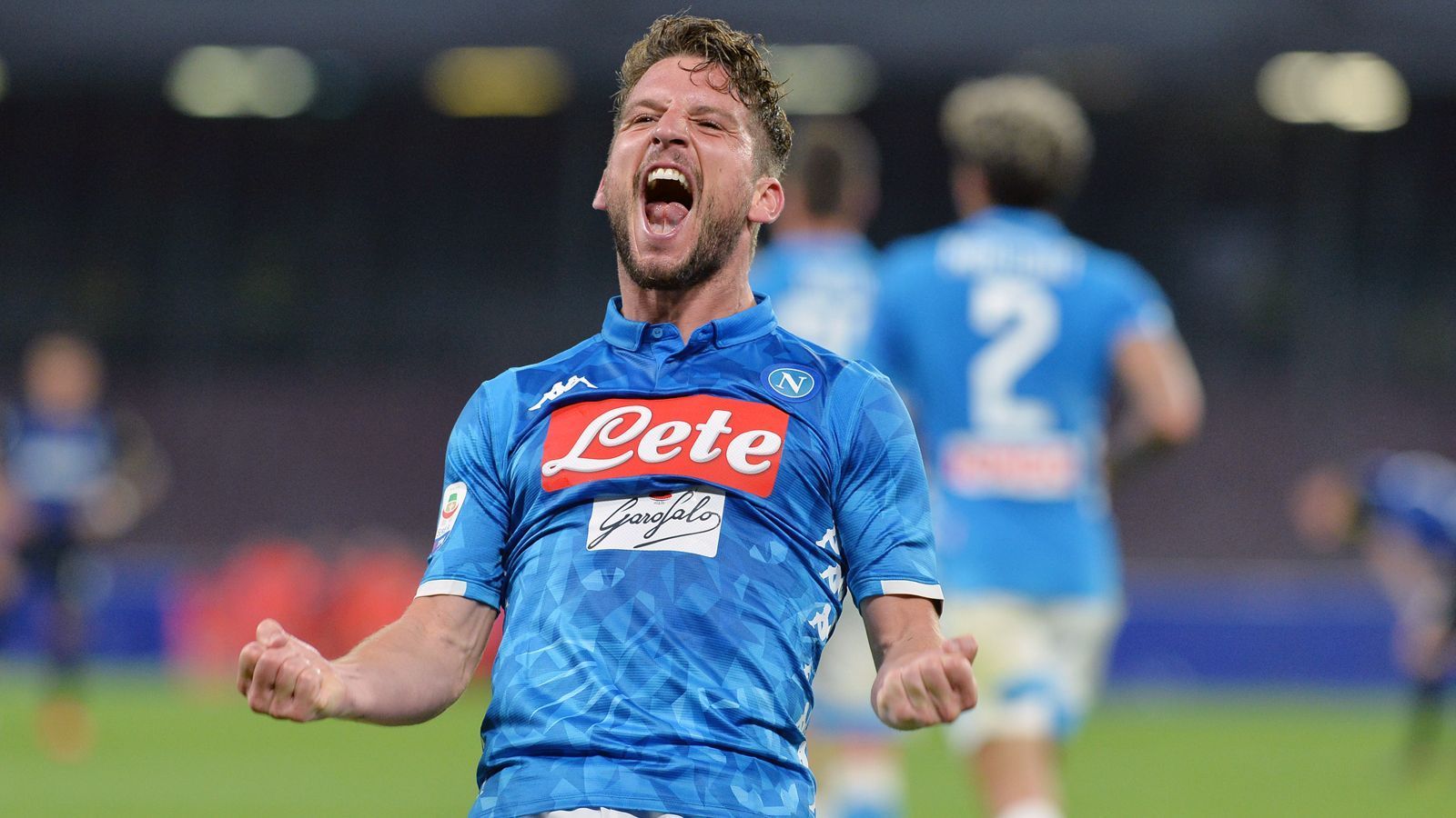 
                <strong>Dries Mertens (SSC Neapel)</strong><br>
                Dries Mertens gehörte in den zurückliegenden Jahren zu den Topstürmern der Serie A. 28, 18 und 16 Ligatreffer gelangen dem nur 1,69 Meter kleinen Stürmer in den drei Spielzeiten von 2016/2017 an für den SSC Neapel - eine beeindruckende Quote. Das weckt natürlich Begehrlichkeiten. Umso überraschender, dass die Zukunft des Belgiers auch wenige Wochen vor Vertragsende noch nicht geklärt ist. Im Januar soll es bereits Gespräche zwischen der Napoli-Spitze und dem FC Chelsea gegeben haben - die wären nun nicht mehr nötig.
              