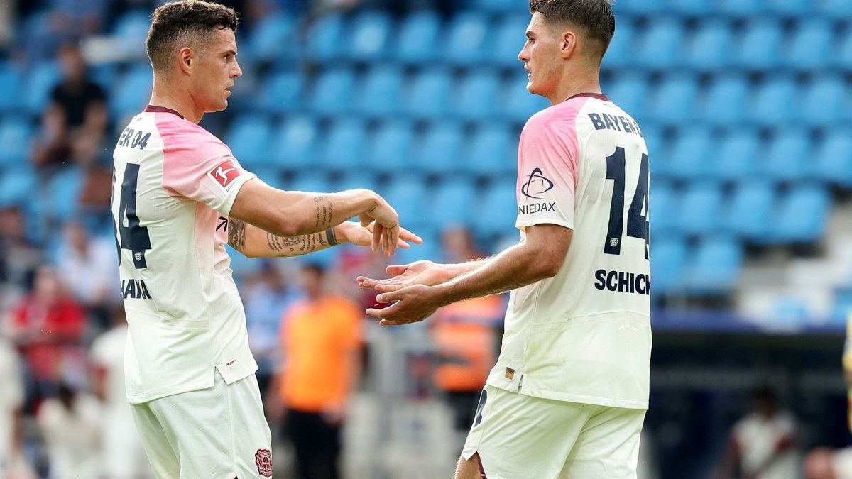 Granit Xhaka (l.) und Patrik Schick jubeln