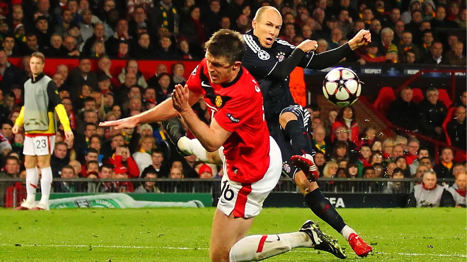 
                <strong>2009/10: Bayern München - Manchester United</strong><br>
                Hinspiel: Bayern München - Manchester United 2:1 -Rückspiel: Manchester United - Bayern München 3:2 -Weiterer Verlauf: Final-Niederlage gegen Inter Mailand (0:2)
              