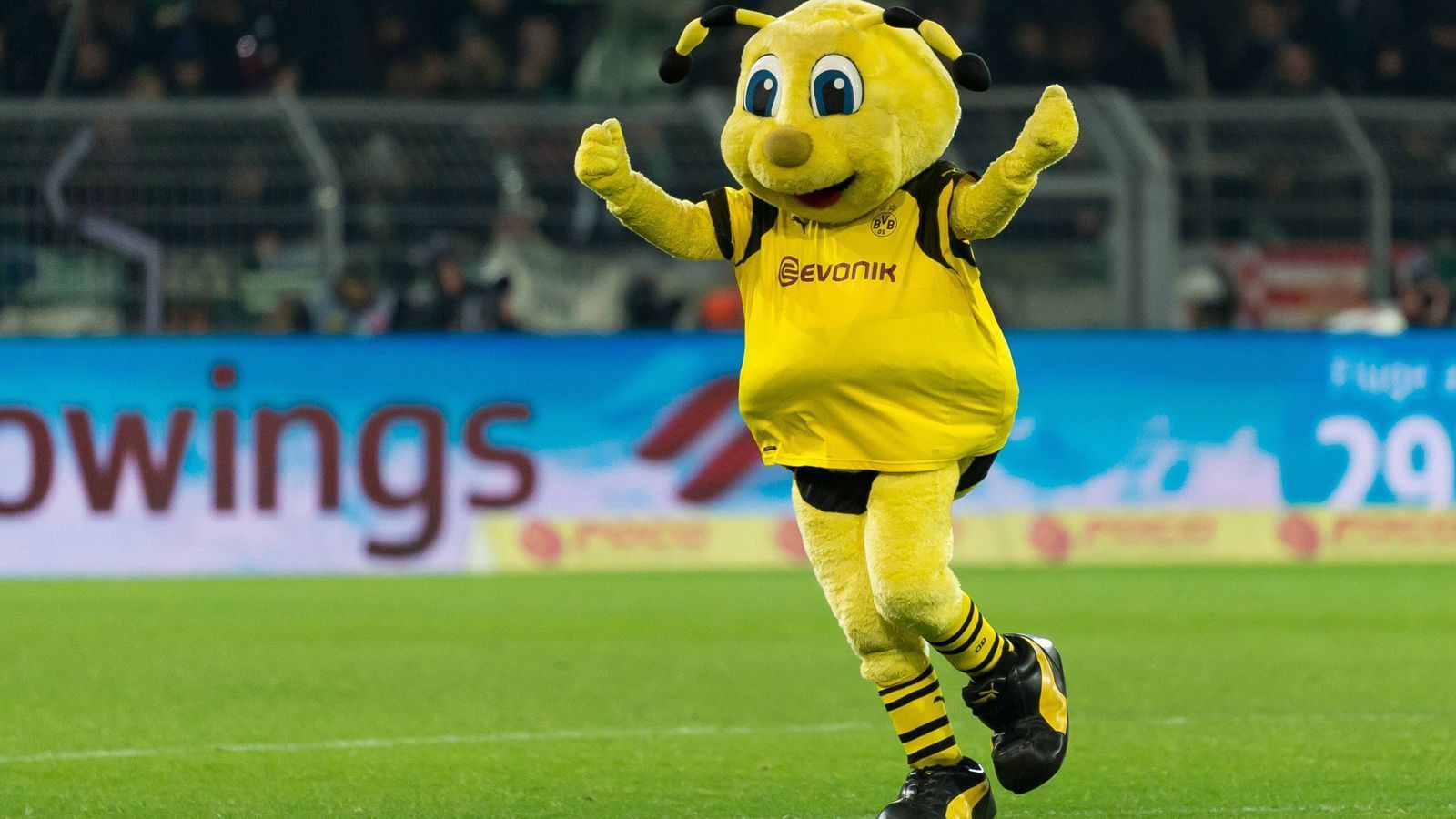 <strong>Platz 13: Borussia Dortmund - Emma</strong><br>
                "Eine Biene, die ich meine, die heißt ... EMMA?!" Schon klar, lieber BVB. Schwarz und gelb sind die Vereinsfarben, jede und jeder hat es verstanden. Aber im "Pott", dem Synonym für körperlich harte Arbeit in Deutschland, denkt man an alles, aber nicht an Bienen.