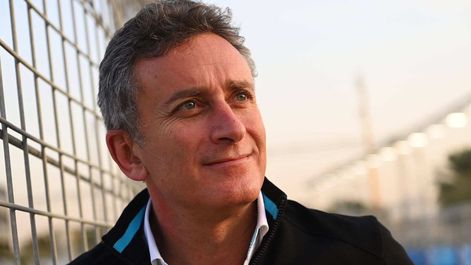 
                <strong>So funktioniert Nachhaltigkeit im Motorsport</strong><br>
                Formel-E-Gründer Alejandro Agag glaubt, dass die Formel 1 "eines Tages elektrisch wird." Es gebe "keinen anderen Weg" in die Zukunft. "Deshalb müssen wir über kurz oder lang eine Einigung zwischen den beiden Serien finden. Denn wir haben sowohl Elektroantriebe als auch Wasserstoff in unserem Patent für Formel-Rennwagen. Also müssen wir uns irgendwie einigen." Durch einen Vertrag mit dem Automobil-Weltverband hat die Formel E bis 2039 die exklusiven Veranstaltungsrechte für vollelektrische Einsitzer-Rennen. "Elektromobilität ist die Zukunft", sagte Agag klar: "Ob batteriebetrieben oder mit Wasserstoff, das macht keinen Unterschied, denn beides treibt einen E-Motor an. Wasserstoff ist eine großartige Option für längere Distanzen und schwere Vehikel wie Trucks. In den Städten dagegen haben Batterien einen Vorteil."
              