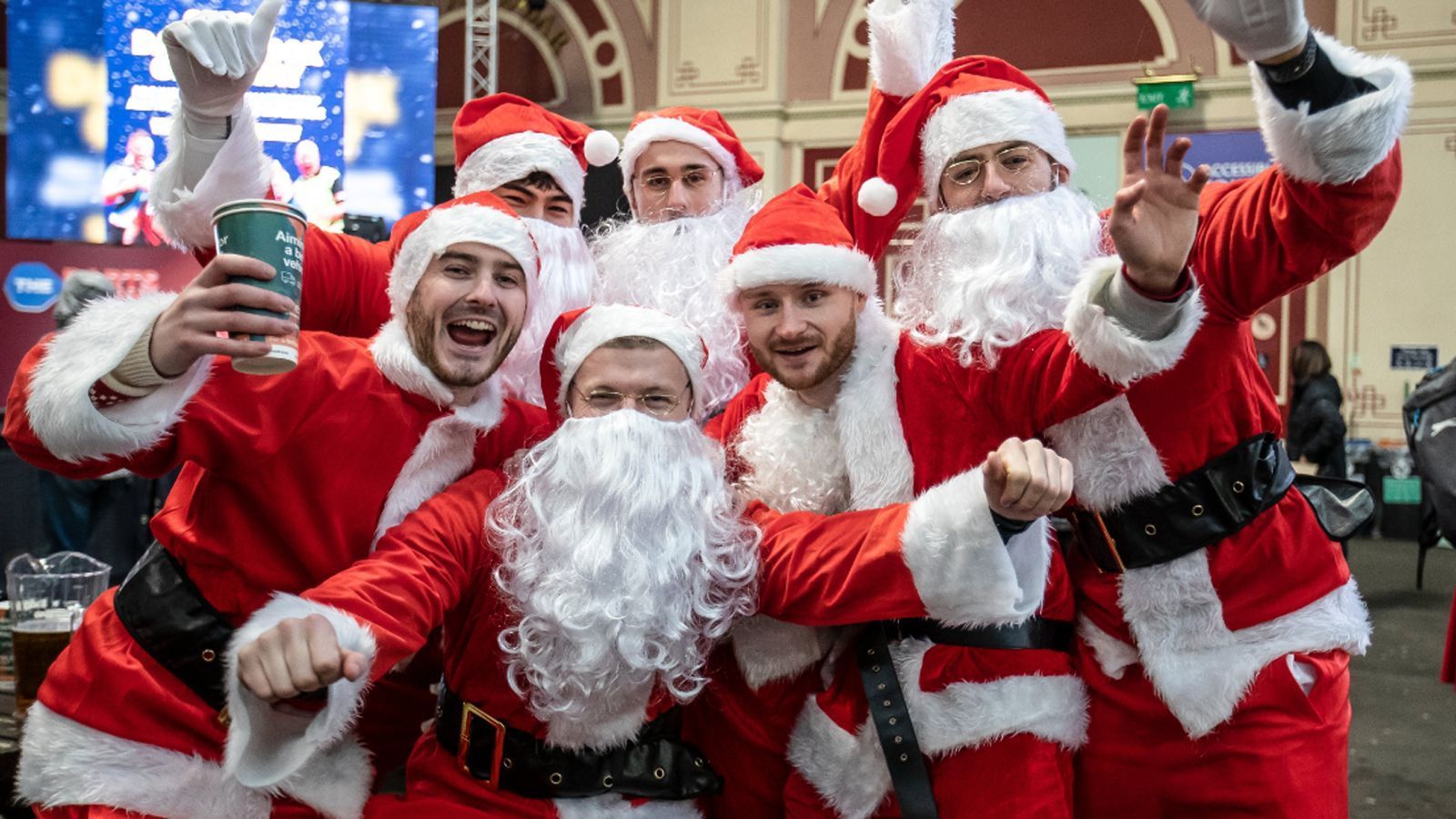 
                <strong>Vom Nordpol in den Ally Pally</strong><br>
                Und auch die Nikoläuse, die vor kurzem noch Geschenke in aller Welt verteilten, nutzen ihre Arbeitsreise vom Nordpol aus, um noch ein wenig Erholungsurlaub in London zu machen. Die Darts-WM ist schließlich ein Muss!
              