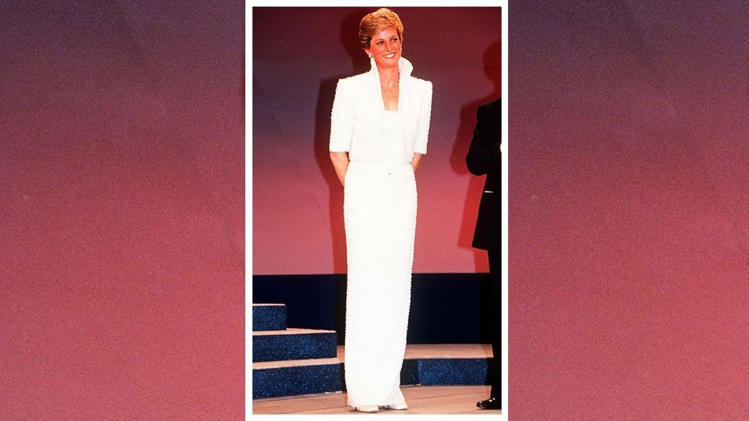 Designt von Catherine Walker - Lady Diana überraschte mit diesem weißen Seidenkleid in der Royal Albert Hall. Anlass waren die British Fashion Awards 1989.