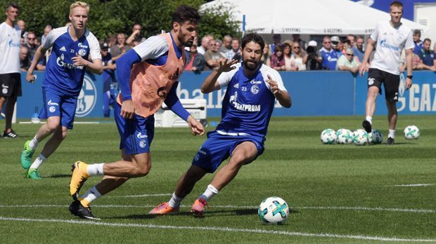 
                <strong>FC Schalke 04</strong><br>
                Obwohl viele Schalker Nationalspieler zum Trainingsauftakt noch fehlten, mischten prominente Profis wie Daniel Caligiuri (li.) und Koke (re.) schon zu Beginn der Vorbereitung mit.
              