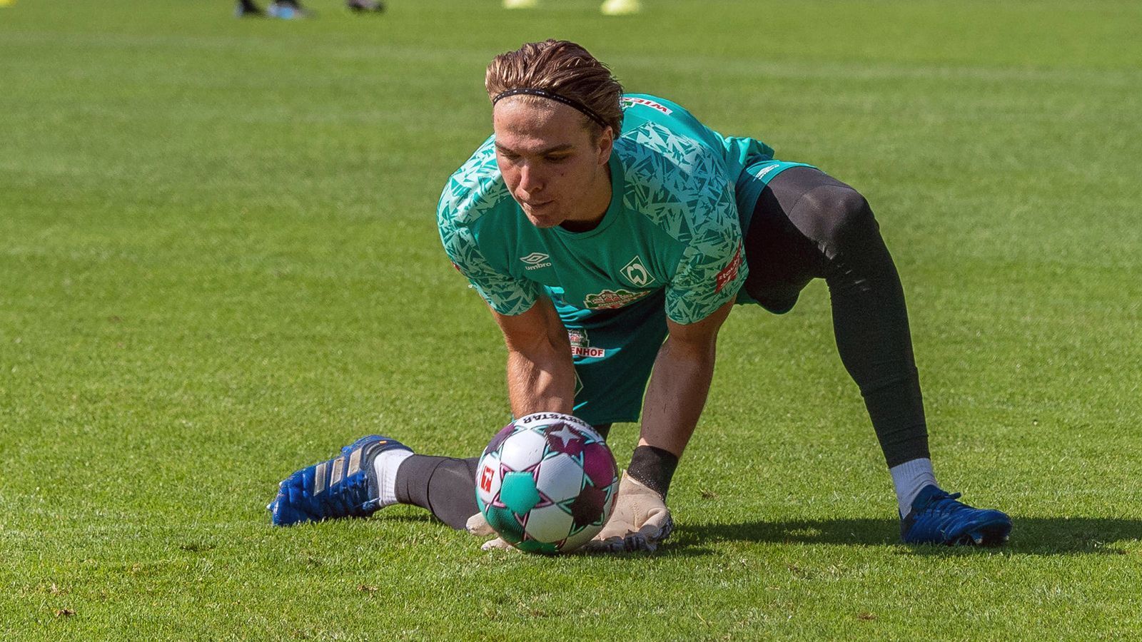 
                <strong>Tor: Luca Plogmann</strong><br>
                Wohl als Nummer zwei fährt der 21-Jährige mit nach Tokio. Für seinen Verein Werder Bremen hat er erst ein Bundesliga-Spiel absolviert, auf das nächste muss er nach dem Abstieg des SVW vermutlich noch länger warten. In der vergangenen Saison war Plogmann bis Februar an den Drittligisten SV Meppen ausgeliehen.
              