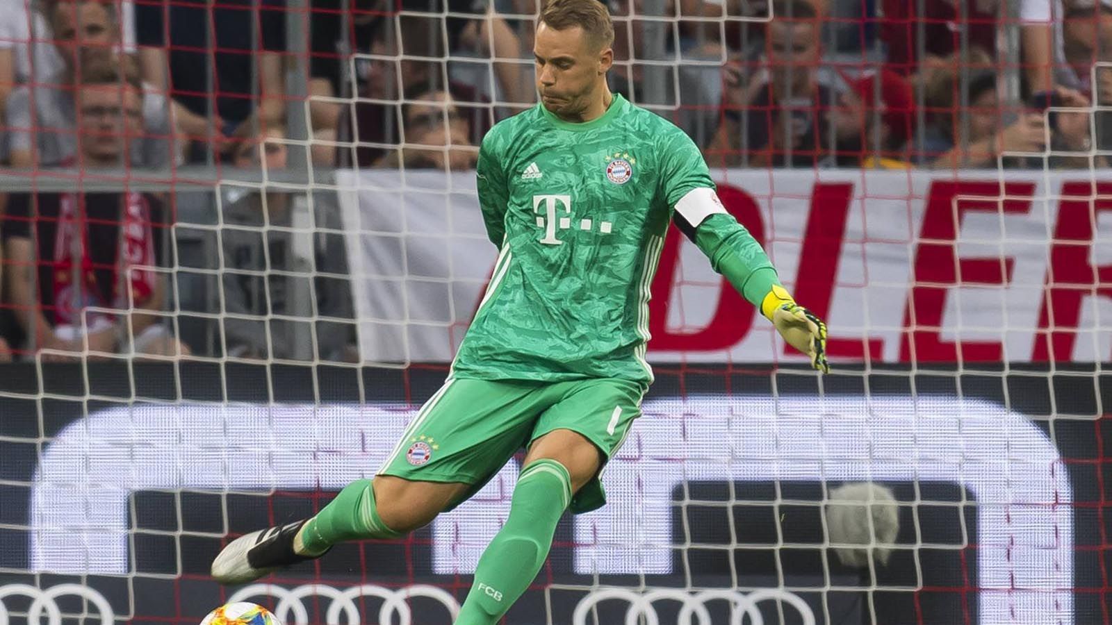 
                <strong>Manuel Neuer</strong><br>
                Nahezu beschäftigungslos im ersten Durchgang. Seine auffälligste Szene war, als er in der 11. Minute einmal den Strafraum verlassen musste, um auf der linken Seite einen Ball mit der Brust abzufangen. Das gelang problemlos, erst bei der Weiterverarbeitung zeigte der Nationalspieler ungewohnte Schwächen. Dass wir über diese Szene schreiben, zeigt, wie die Offensivbemühungen der Istanbuler zu bewerten waren. Machte nach der Halbzeit Platz für Backup Ulreich. ran-Note: 3
              