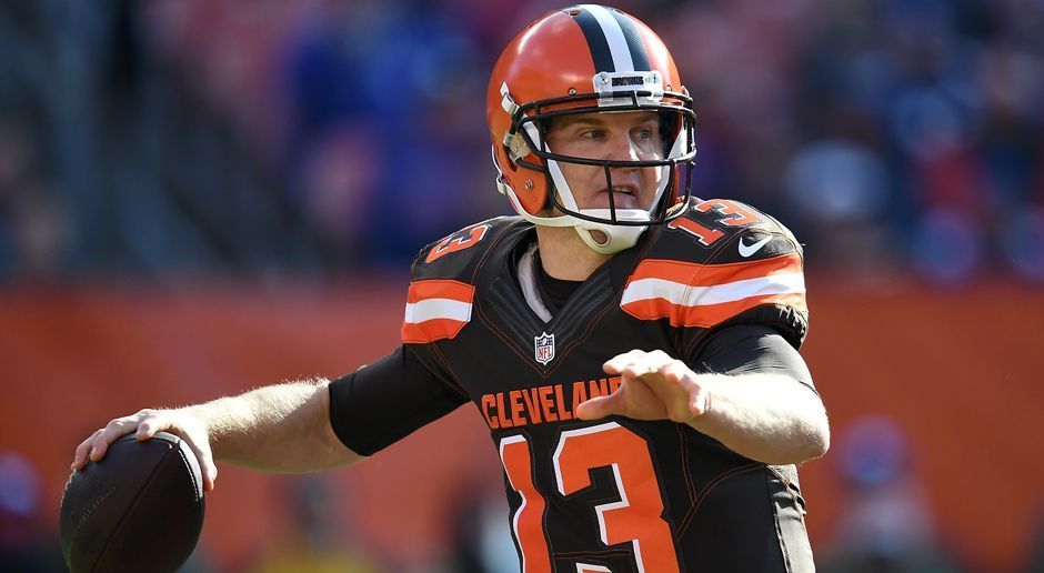 
                <strong>Josh McCown (Cleveland Browns)</strong><br>
                Der Quarterback spielte in der NFL bereits für die Arizona Cardinals, Detroit Lions, Oakland Raiders, Miami Dolphins, Carolina Panthers, San Francisco 49ers, Chicago Bears, Tampa Bay Buccaneers und zuletzt eben die Cleveland Browns. Nun geht die Rundreise für den 37-Jährigen weiter. Um in allen Divisionen gespielt zu haben, fehlen ihm noch die NFC East und die AFC South. Seine nächste Station sind allerdings die New York Jets in der AFC East.
              