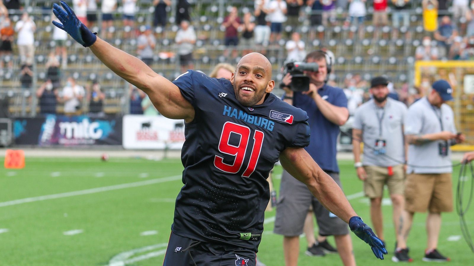 
                <strong>Kasim Edebali (Defensive End, Hamburg Sea Devils)</strong><br>
                Kasim Edebali lässt sich zweifelsohne als der größte Star der European League of Football bezeichnen. Der Hamburger spielte in der NFL für die New Orleans Saints, die Denver Broncos, die Detroit Lions und die Cincinnati Bengals, stand außerdem bei den Los Angeles Rams, den Chicago Bears, den Philadelphia Eagles und den Oakland Raiders unter Vertrag. Der 32-jährige Defensive End blickt seiner zweiten Saison bei den Hamburg Sea Devils entgegen.
              