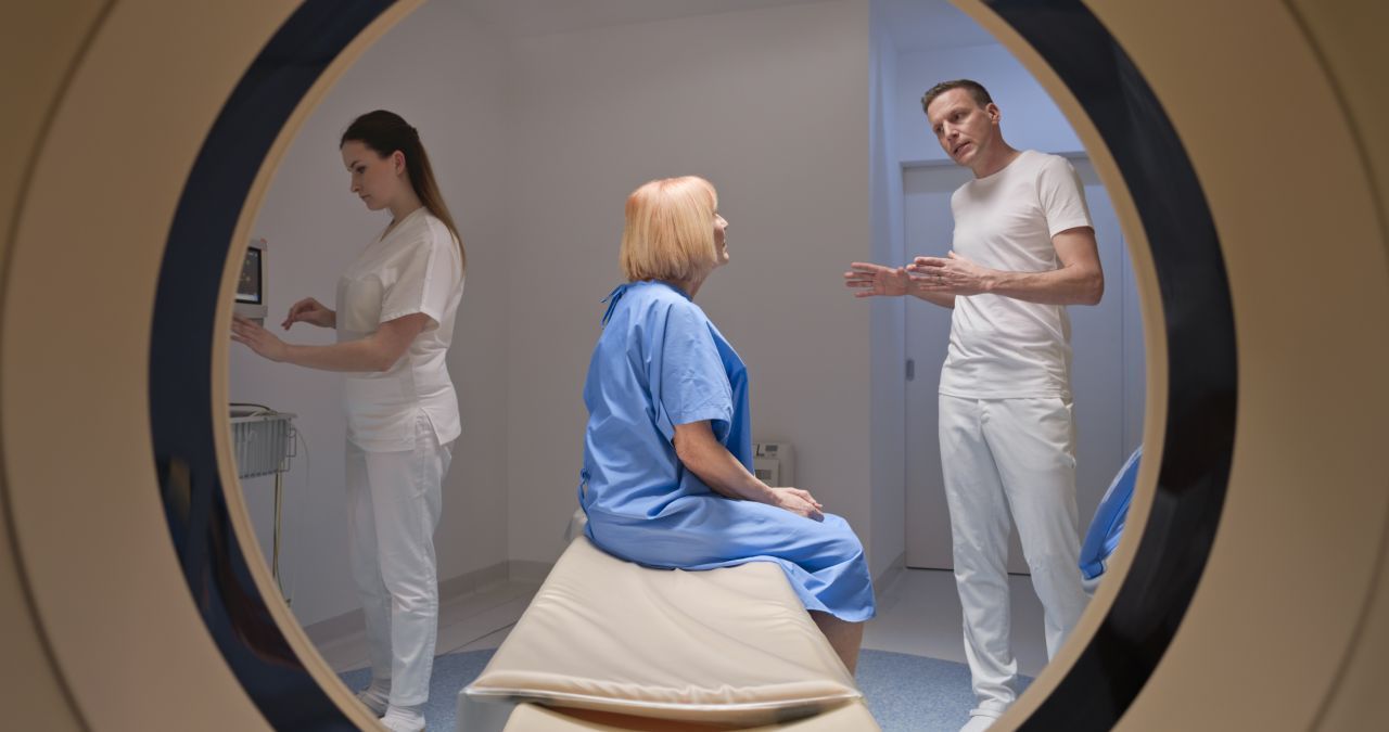 Andere Ärzt:innen tragen weiße T-Shirt oder Poloshirts. So sind sie für Patient:innen leicht zu erkennen. 