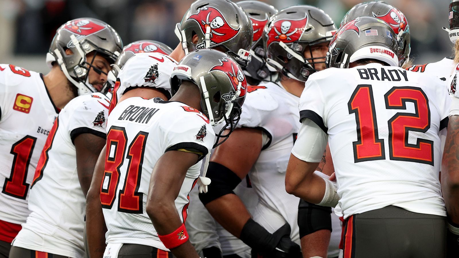 
                <strong>Platz 4: Tampa Bay Buccaneers (13-4, Vorwoche: Platz 4)</strong><br>
                Ihren Anspruch auf die Titelverteidigung aufrecht erhalten konnten die Tampa Bay Buccaneers. Im Heimspiel gegen die Philadelphia Eagles ließen Tom Brady und Co. die Muskeln spielen und schickten die Gäste mit einer 31:15-Packung nach Hause. Trotz einiger Ausfälle in der Offensive lieferte Brady ein tadelloses Spiel ab und befindet sich weiterhin in Topform. Als kleinen Wermutstropfen mussten die "Bucs" die Verletzungen von Tackle Tristan Wirfs und Center Ryan Jensen einstecken. Beide sind für das Duell in der Divisional Round mit den Rams am Sonntag (ab 20:45 Uhr live auf ProSieben und im Livestream auf ran.de) derzeit noch fraglich. Auch wenn die Rams mit ihrer Star-Truppe keine Laufkundschaft sind, wird es einiges brauchen, um Brady und Co. aufzuhalten. 
              