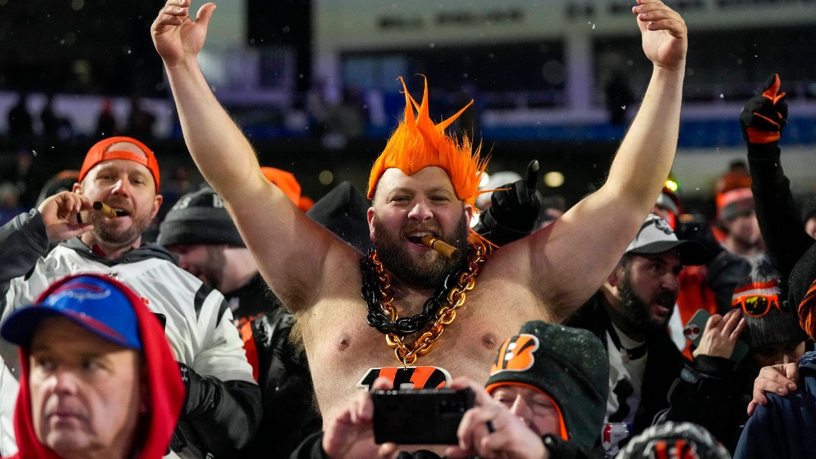 
                <strong>Cincinnati Bengals</strong><br>
                Feel-good-Team: Die Cincinnati Bengals haben mit dem Einzug in den Super Bowl vergangenes Jahr viele Fans gewonnen, weil sie dauerhaft den Underdog-Status besaßen. Und irgendwie haben sie es geschafft, diesen Status auch in dieser Saison aufrechtzuerhalten. Ein Bandwagon, auf den man noch bedenkenlos aufspringen kann.
              
