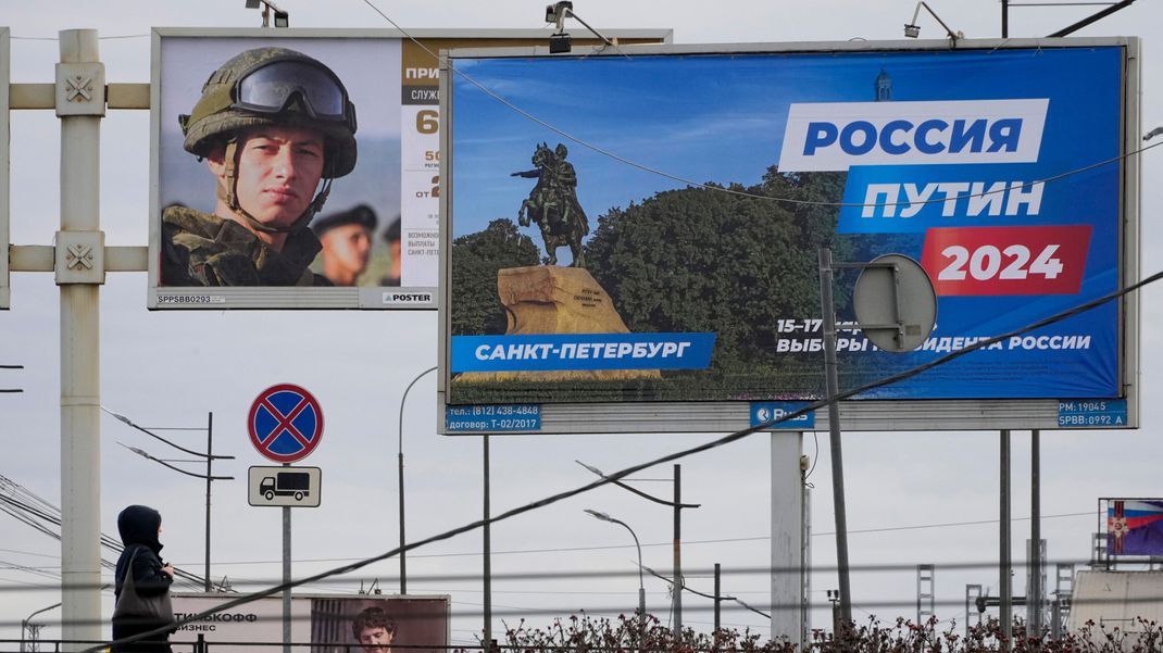 Eine Plakatwand in St. Petersburg, die für die bevorstehenden Präsidentschaftswahlen wirbt - darauf die Aufschrift "Russland Putin 2024".