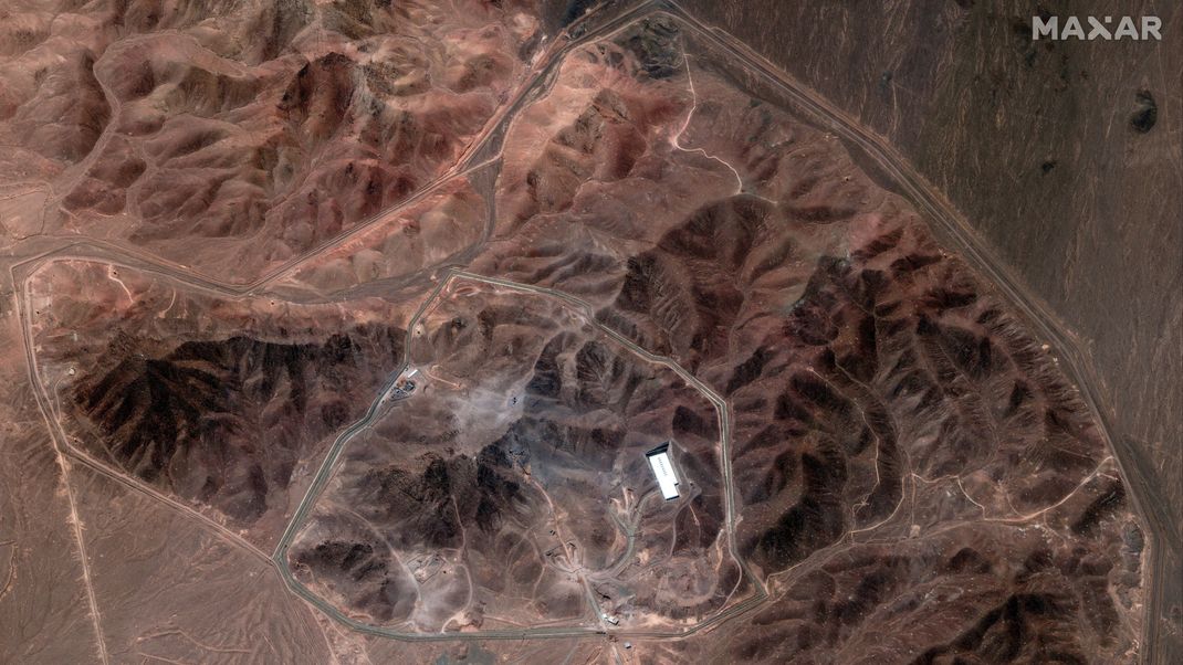 Dieses von Maxar Technologies zur Verfügung gestellte Satellitenbild zeigt einen Überblick über die Anreicherungsanlage Fordo im Iran