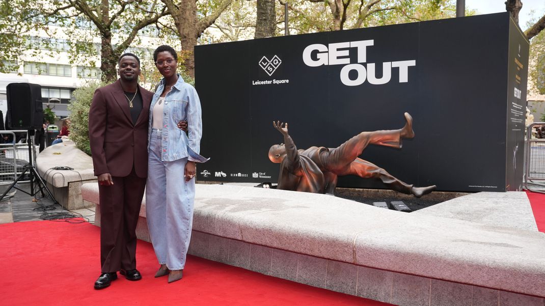 Jodie Turner-Smith (r.) und Schauspieler Daniel Kaluuya (l.) bei der Enthüllung seiner Statue am Leicester Square in London.