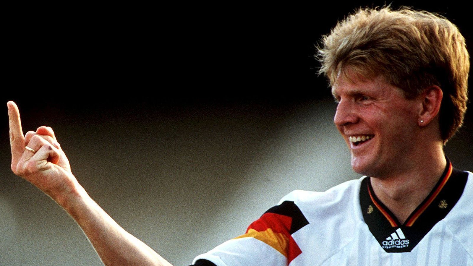 
                <strong>Fußball</strong><br>
                Eine der berüchtigtsten Szenen, die 1994 passierte: Stefan Effenberg zeigte bei der WM in den USA den deutschen Fans den Mittelfinger. Die Anhänger hatten den müden Auftritt der deutschen Elf gegen Südkorea entsprechend quittiert. Effenberg gefiel das Verhalten der Fans nicht. Für seine Geste flog er aus der Nationalmannschaft. 
              