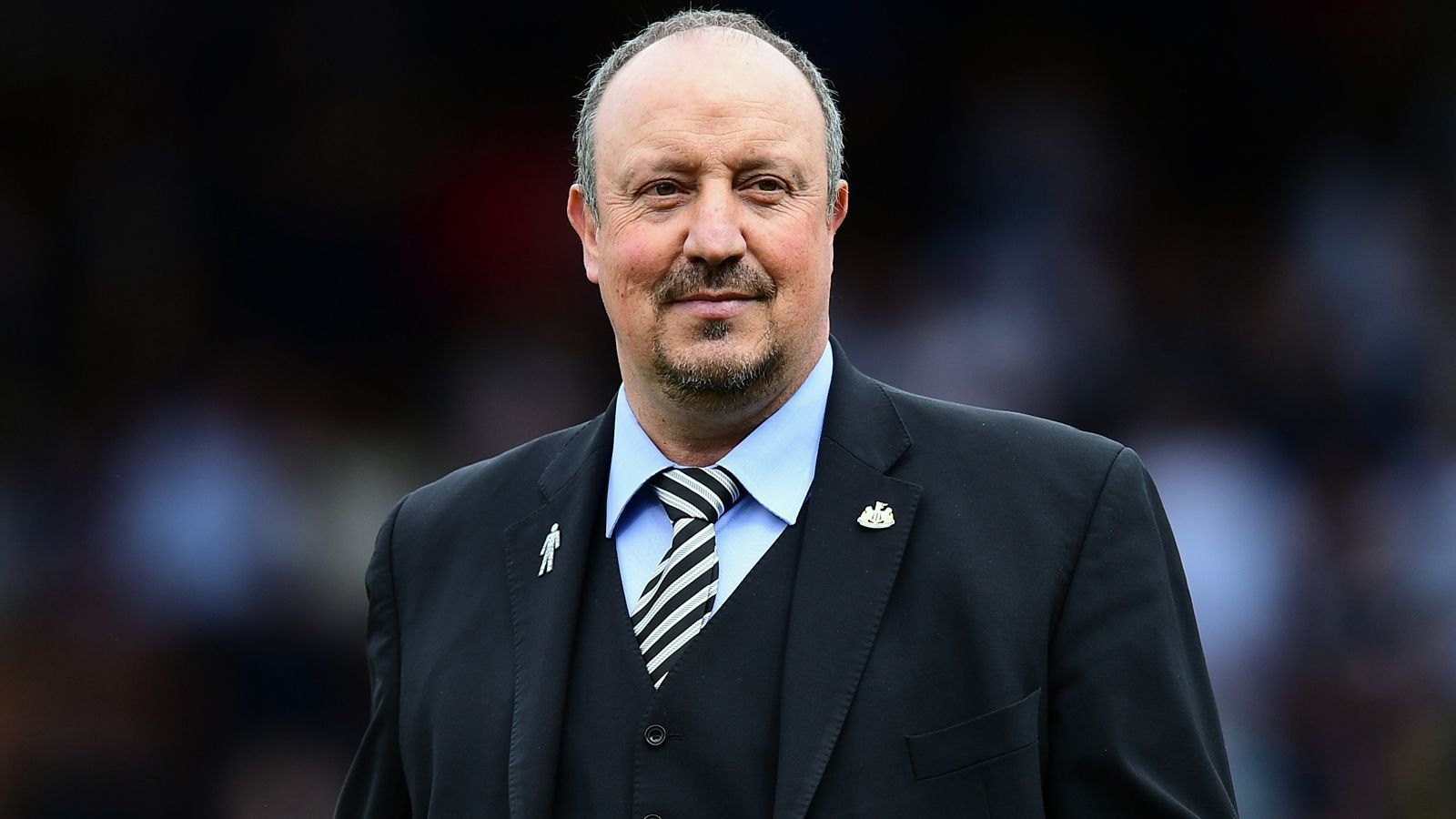 
                <strong>Rafael Benitez (Dalian Professional)</strong><br>
                Eine Art Rolle rückwärts würde Newcastle United mit Rafael Benitez machen. Der 60-jährige Spanier coachte die "Magpies" schon von März 2016 bis Juni 2019 und stieg mit den Engländern zwischenzeitlich sogar aus der Premier League ab. Laut "Sky Sports" gilt Benitez als Alternativ-Kandidat zu Pochettino und Allegri. Nachdem Benitez im Sommer 2019 seinen Vertrag bei Newcastle nicht verlängerte, heuerte der einstige Liverpool- und Real-Trainer in China bei Dalian Professional an.
              