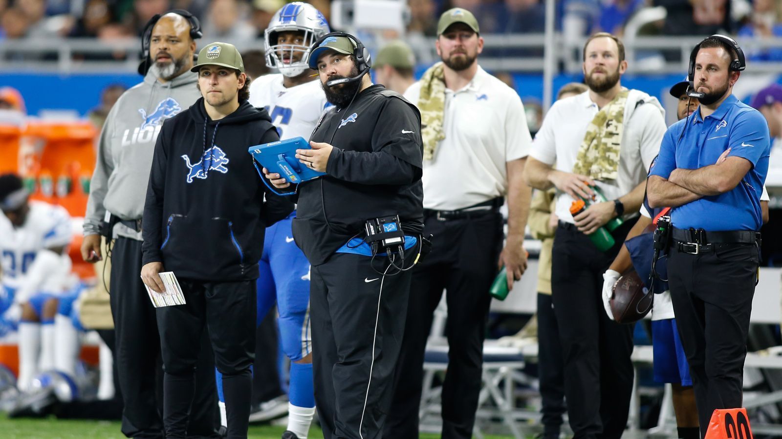 
                <strong>Detroit Lions – die Ausgangssituation   </strong><br>
                Die Detroit Lions blicken auf eine katastrophale Saison zurück. Lediglich drei Siege waren gleichbedeutend mit der schwächsten Bilanz seit 2009. Die Offense belegte von den Yards her immerhin noch Platz 17 der NFL. Die schwache Defense allerdings landete auf dem 31. und somit vorletzten Platz. Head Coach Matt Patricia (Foto) ist gefordert, den Turnaround zu schaffen. In Darius Slay (Philadelphia Eagles) ließen sie ihren Cornerback ziehen, der in den vergangenen drei Spielzeiten stets in den Pro Bowl gewählt wurde. Bereits während der Saison 2019 ging auch Safety Quandre Diggs (Seattle Seahawks). Heißt also: Das defensive Backfield ist eine Schwachstelle – eine von vielen.     
              